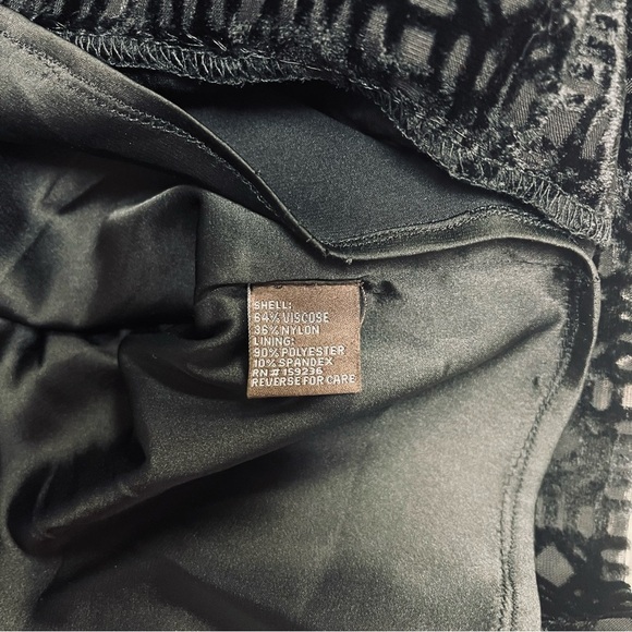 J. McLaughlin Shift Dress Women’s Size Small Black Velvet Velour Pattern - Picture 8 of 8